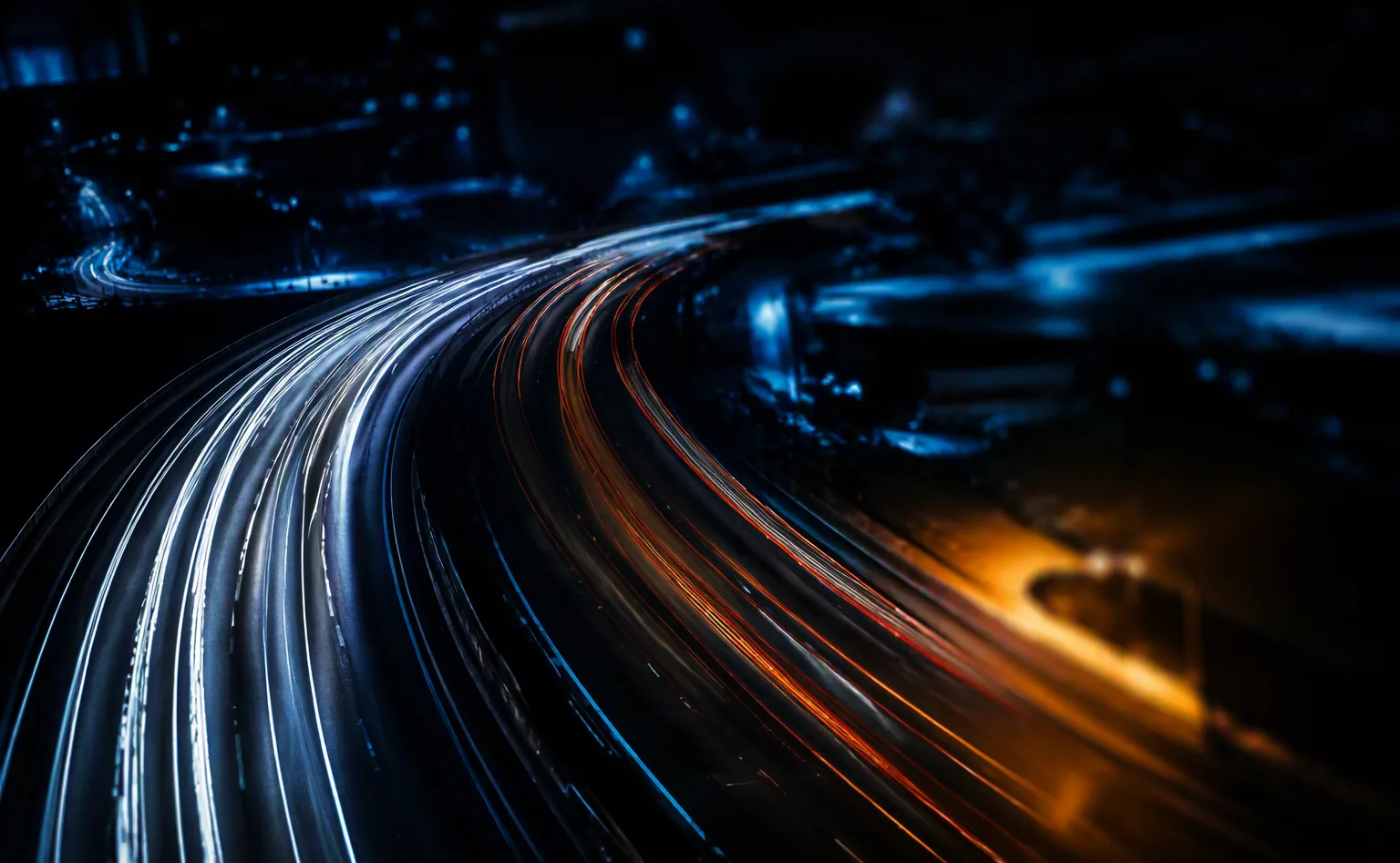 Lichtsporen op een nachtelijke snelweg — tempo en richting van agentic AI-workflows